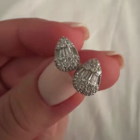 💎Petite Teardrop (Waterdrop) Diamond Stud Earrings💎 - Picture 5 of 9
